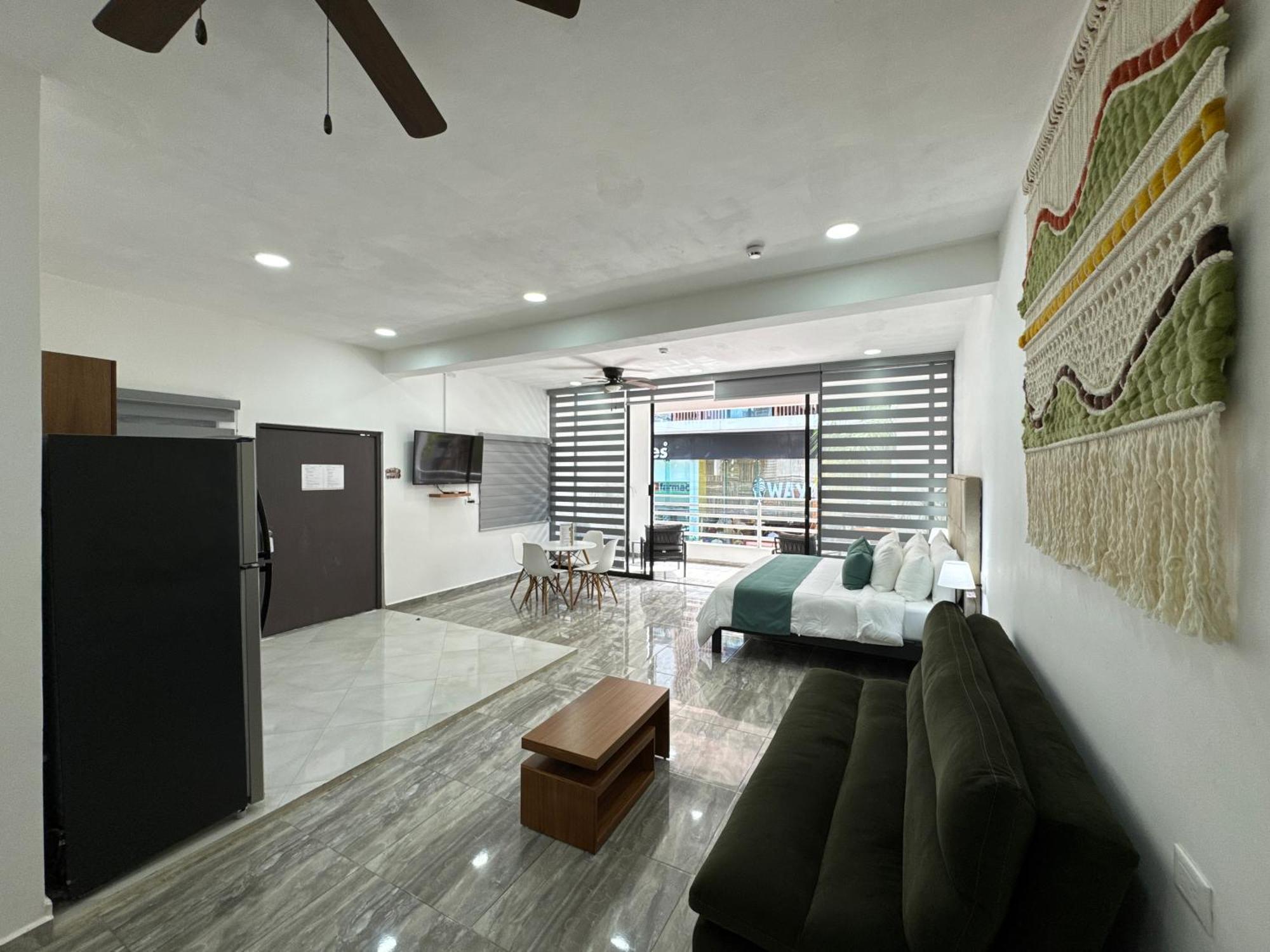 Suite con cama grande y balcón